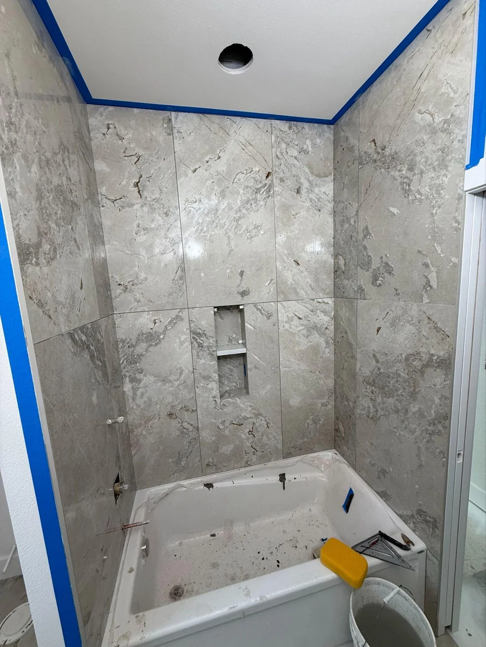 Sanchez Way: Guest bathroom: tub surround
